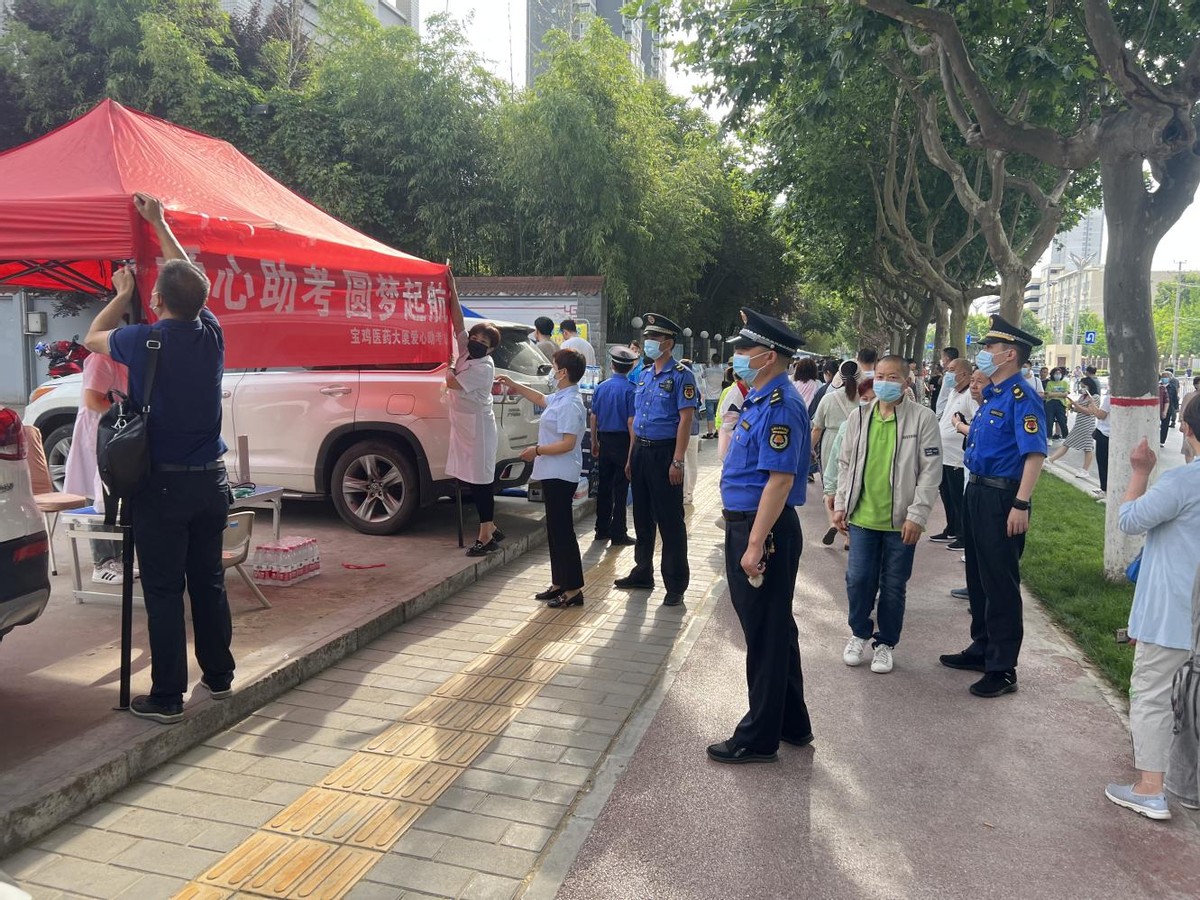 柔性执法“奔跑吧”少年 渭滨城管开展高考期间专项整治行动