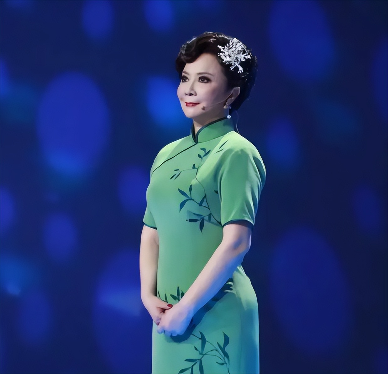 蔡明个人资料简介(小品女王蔡明:嫁给初恋丈夫37年无绯闻,就是36岁的