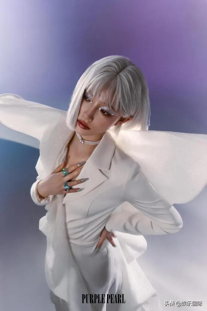 许佳琪抹胸裙秀香肩 夸张眼妆搭银发好吸睛