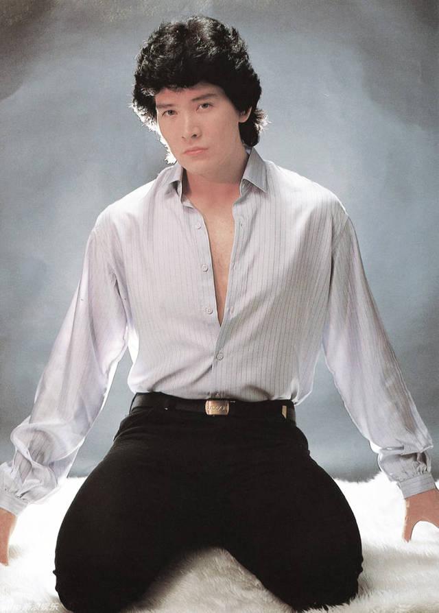 "初代男神"费翔:初恋叶倩文,今62岁仍孤身一人,与猫作伴