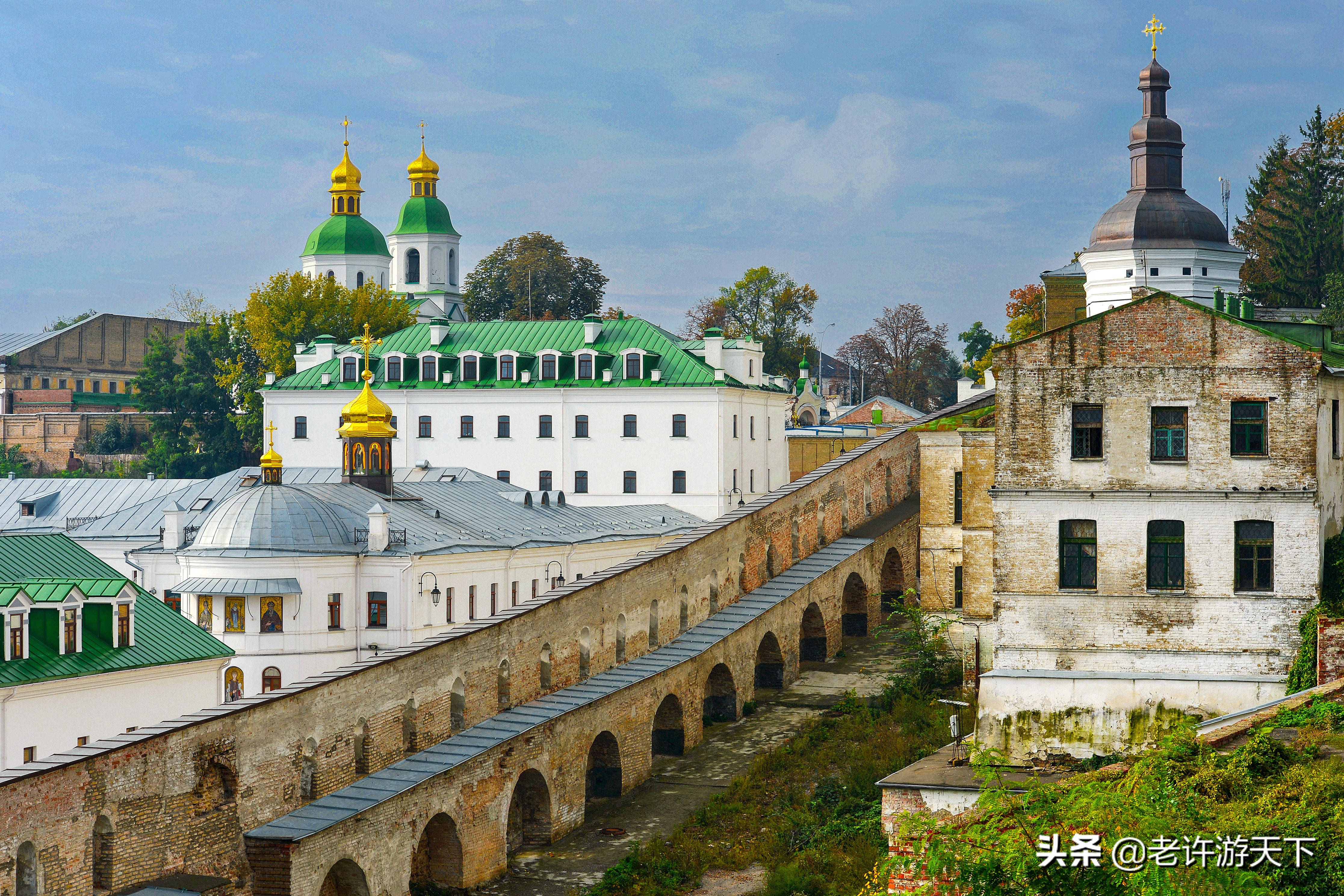 位於第聶伯河西岸山丘上的樹叢中,始建於1051年,是東斯拉夫歷史最悠久