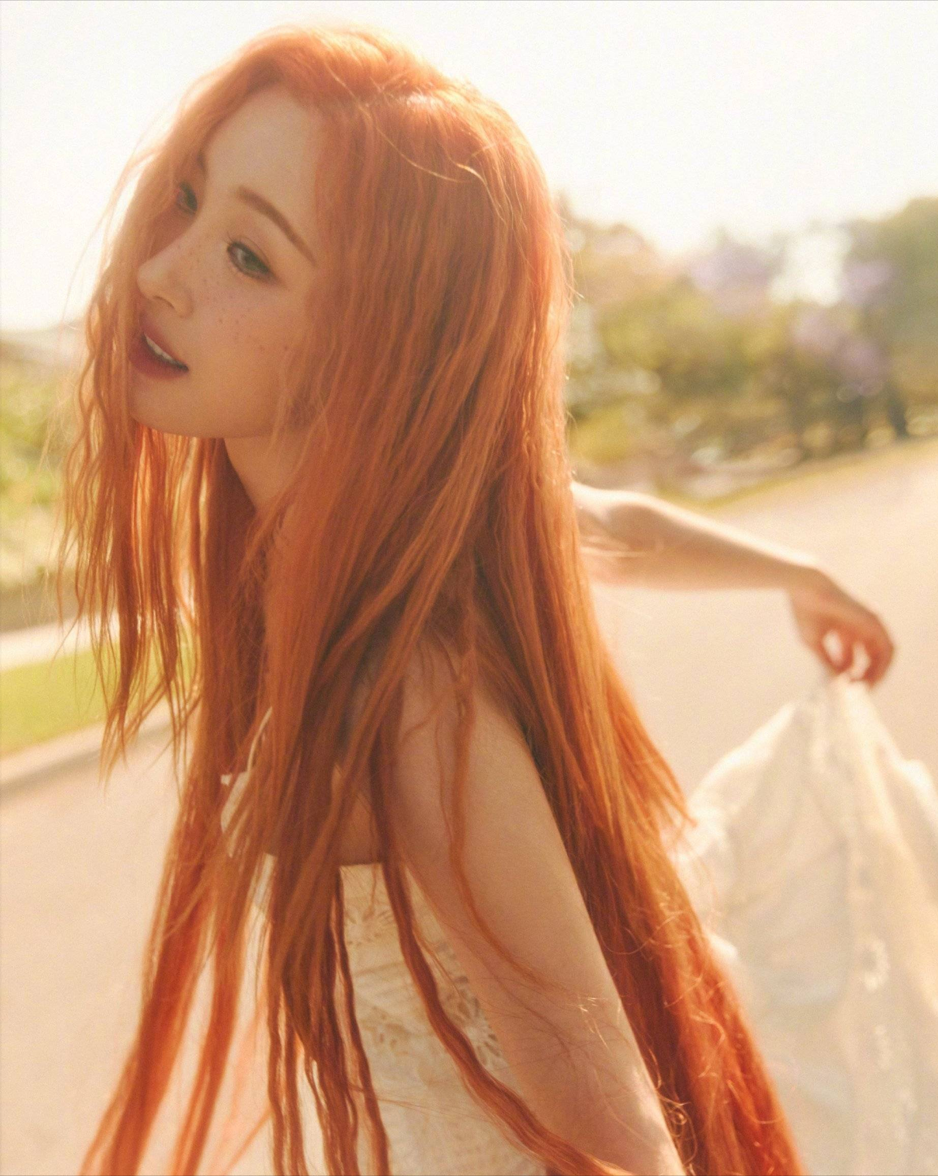 杨幂的绿发小雀斑，南韩第一腿精宣美的红发小雀斑，哪个最正宗？