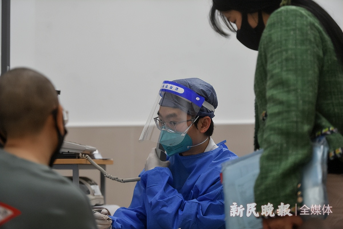 直击华山医院急诊科：梧桐树下蓝色灯光不停闪烁 急诊量已近平日八九成