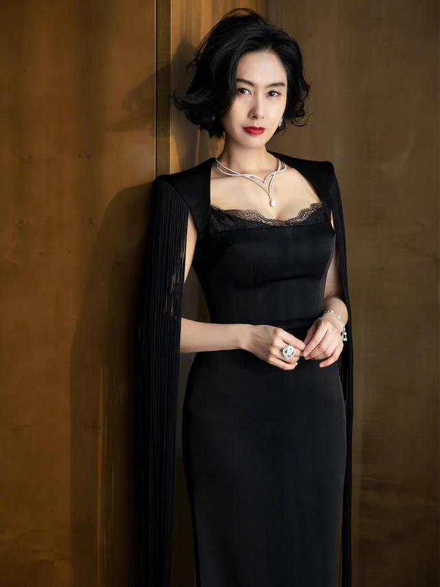 52岁朱茵现状曝光:住深山残屋,开97年旧车,活成了娱乐圈李子柒