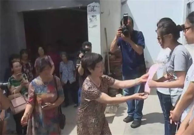 2017年农村四胞胎姐妹花同时考上大学，父母给她们一人买一部手机