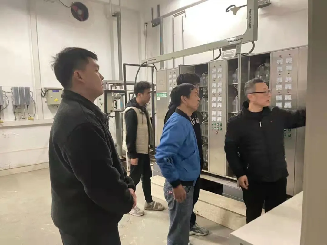 羽毛球的网中间高度不低于多少米（大学习大练兵丨体育馆、游泳馆开展技能学习培训）