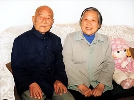 老贫农贪便宜娶二婚女大学生，家务全不会，8年后才知身份不简单