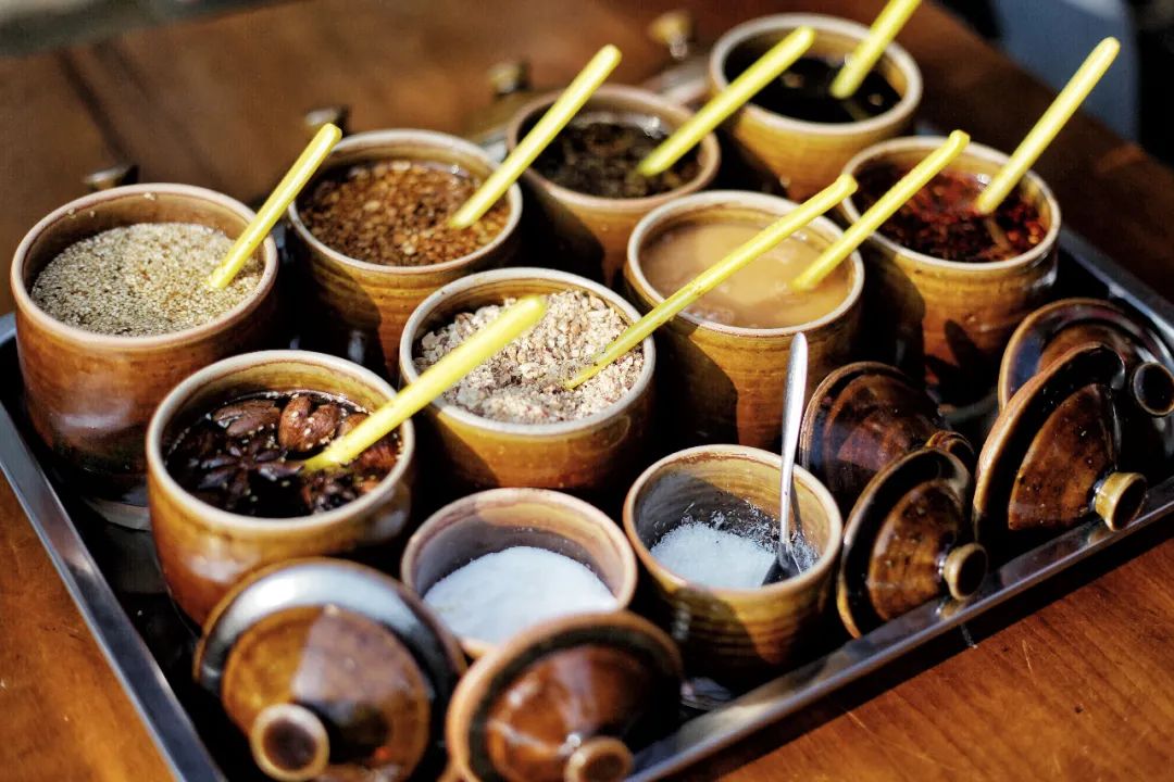 云南腾冲这些当地特色美食,带你长长见识