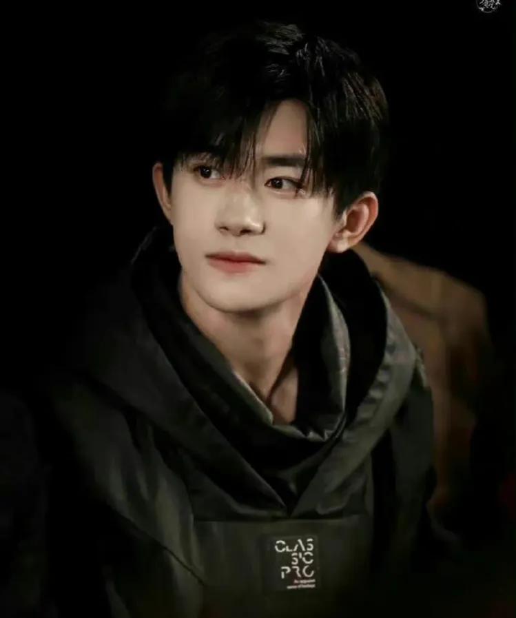 易烊千玺到底怎么回事