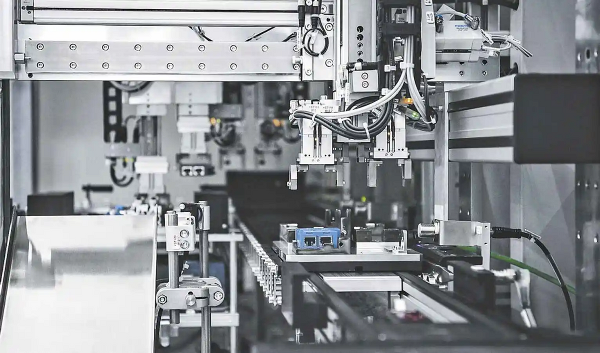 战场广泛应用人工智能，战争形态逐渐演变，四要点阐述智能化战争