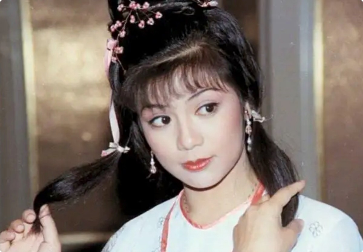 但不论是如今的人气演员李一桐还是此前的林依晨,周迅,甚至朱茵都不及