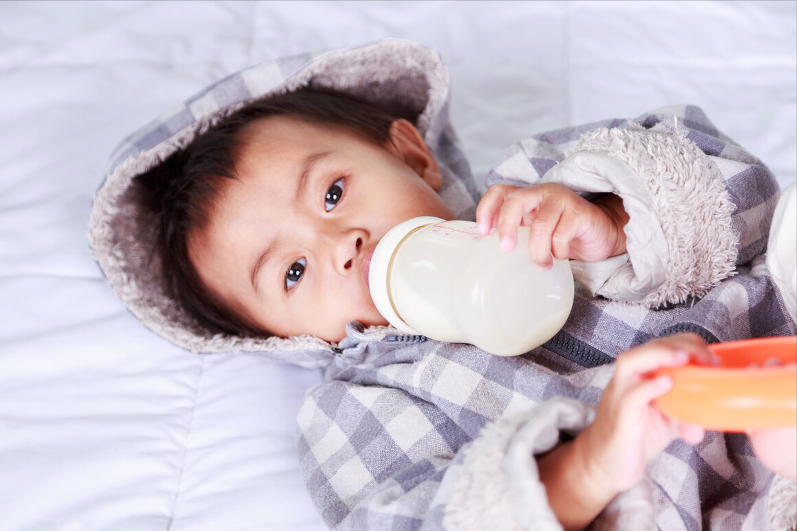 满月宝宝每天应该喝多少奶？要注意，睡前给宝宝喝奶会有这些影响-今日头条