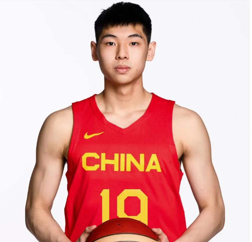 中国男篮官宣：12人参赛大名单出炉，4人被淘汰 球迷：出人意料