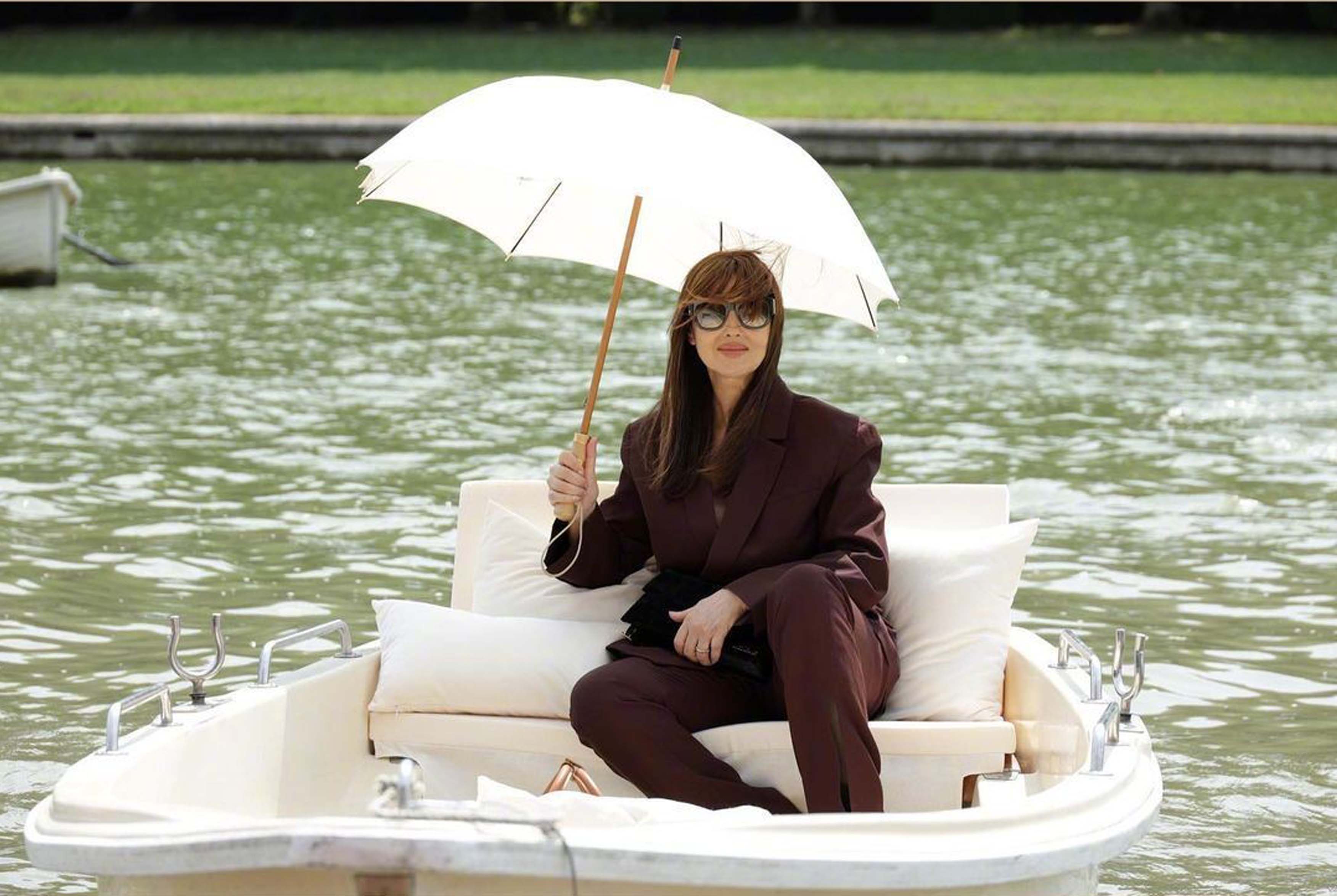 莫妮卡贝鲁尼也太时髦了,近60岁一身西装又美又飒,凭气质美出圈