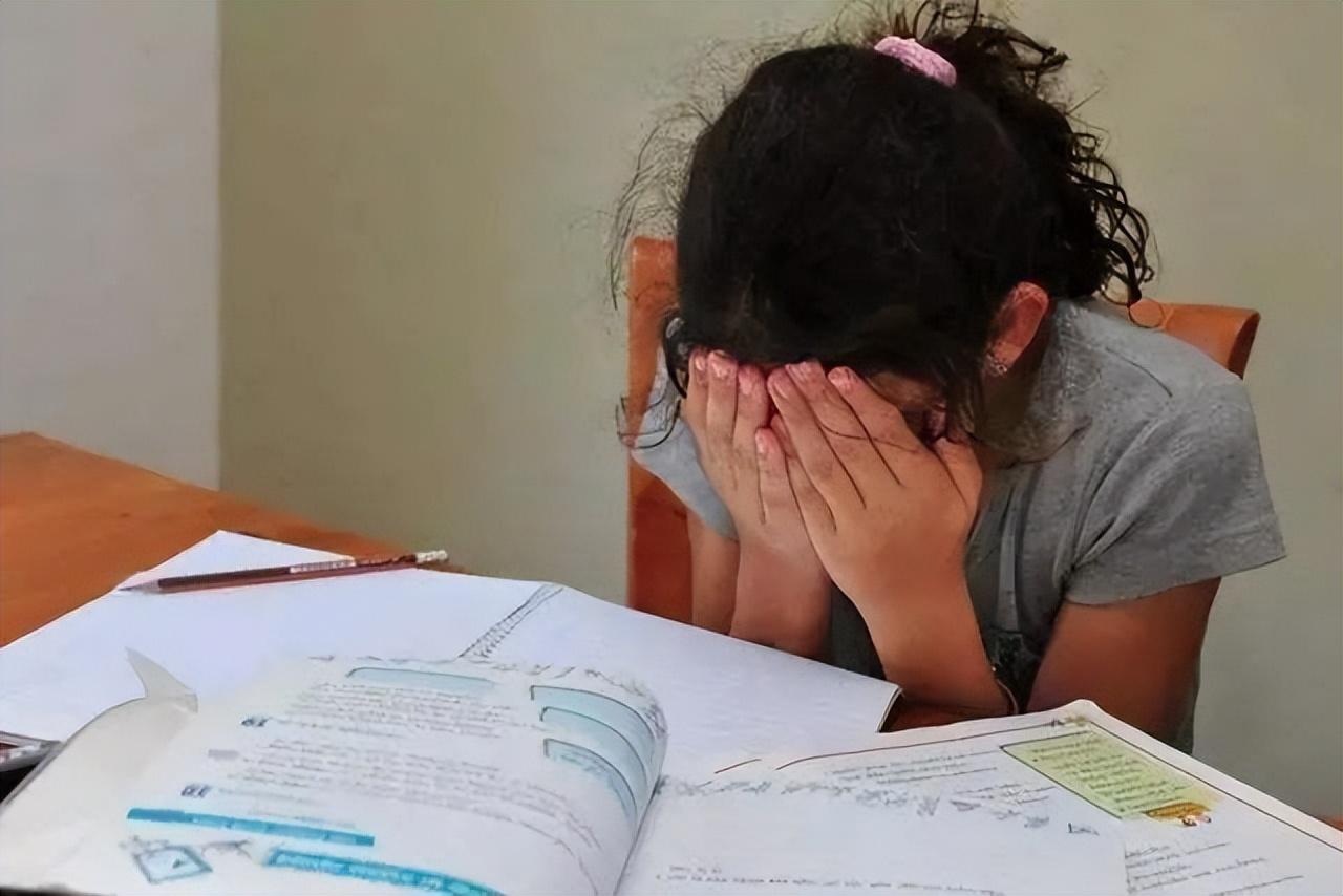 并不是孩子偷懒不复习或者骄傲自满,很可能是孩子有"考试焦虑症".