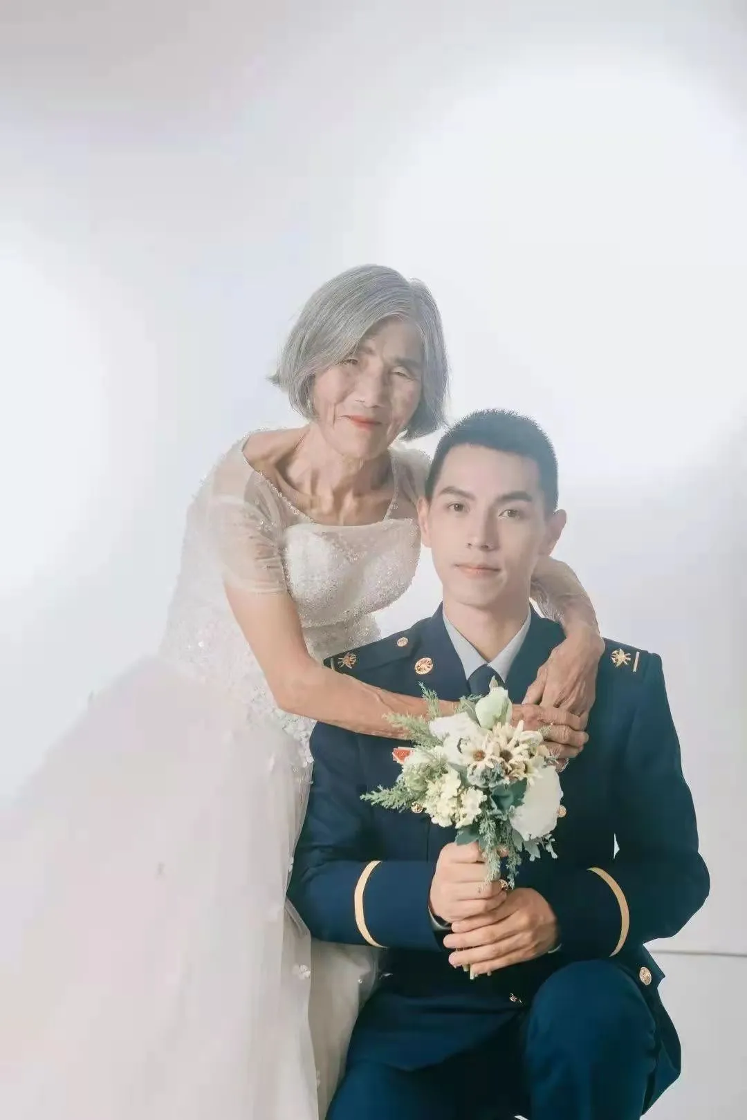 帅小伙和相差61岁的老太太拍婚纱照:这是好人得到的最美回报