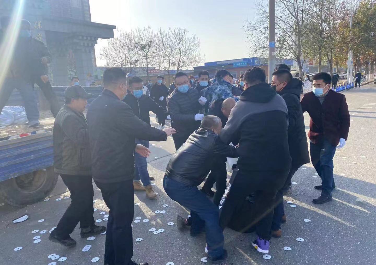 河北保定一大二学生校内坠亡 家属称孩子生前曾遭体罚、排挤 校方：未发现有体罚、排挤的情况