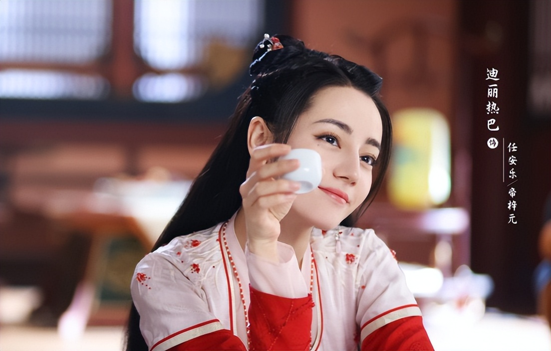 迪丽热巴路透释出,身穿粉色抹胸裙小露香肩,脖间昂贵珠宝吸睛