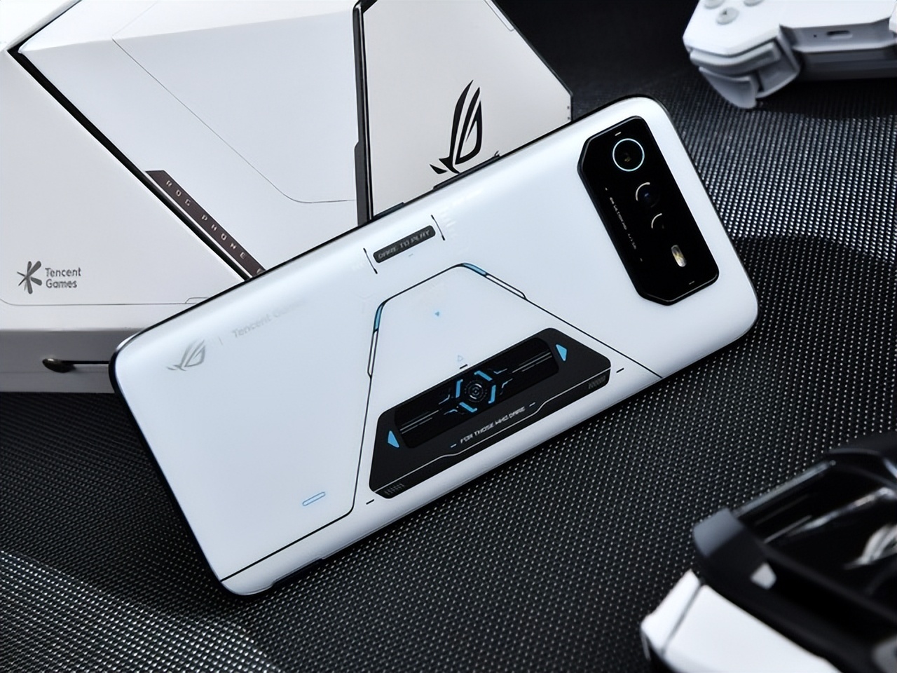 骁龙8+被榨干 腾讯ROG游戏手机6Pro图赏