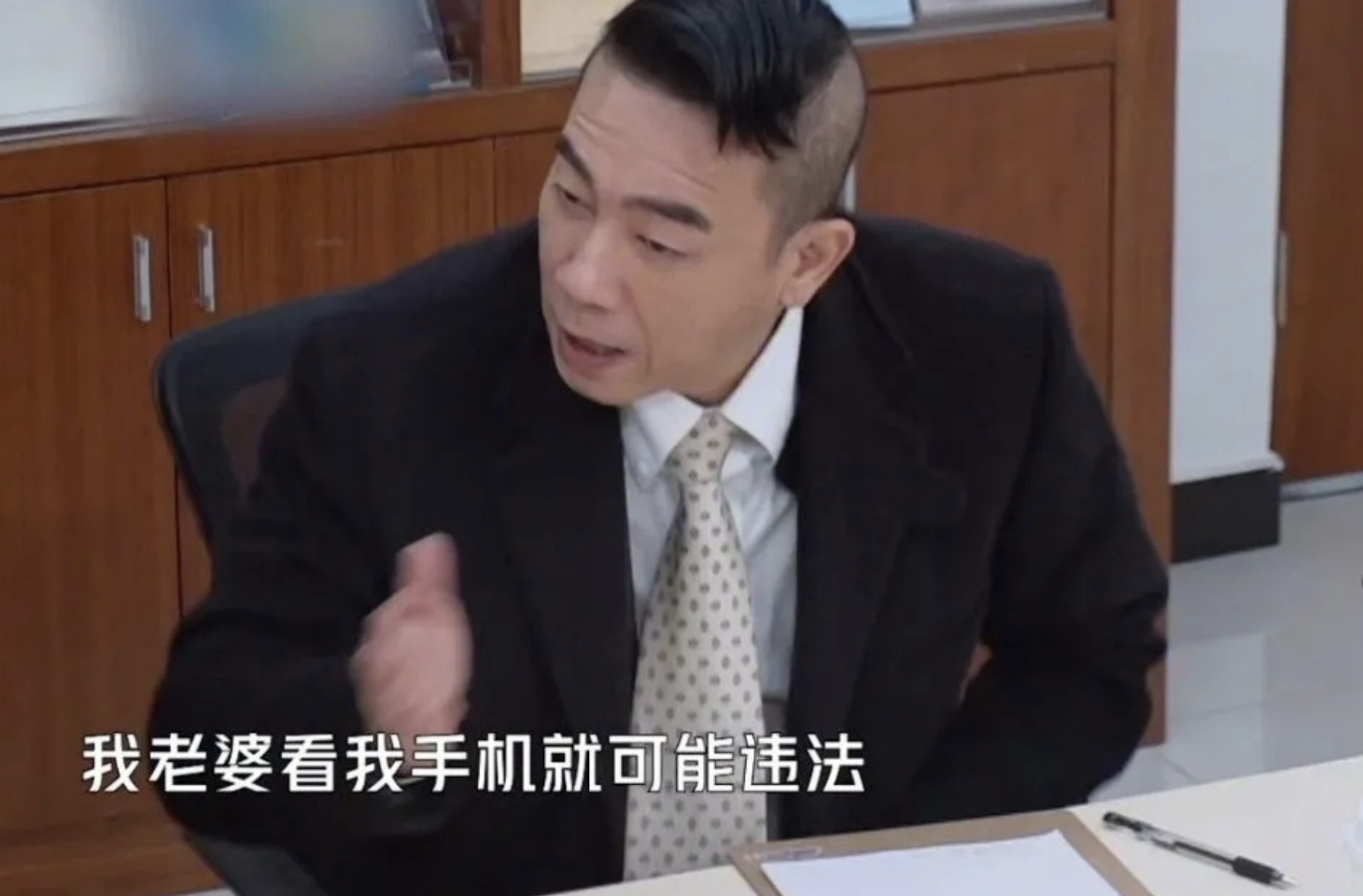 应采儿情人节庆祝结婚12周年，手捧红玫瑰，与陈小春共进烛光晚餐