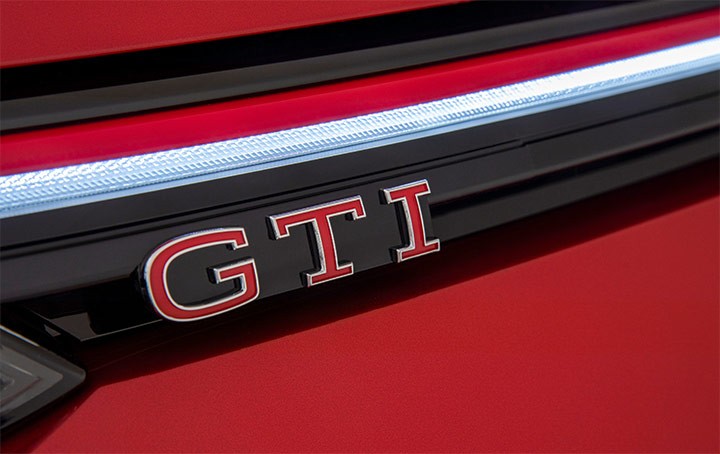 经典不输911，国产的八代高尔夫GTI，买啥不比这强？