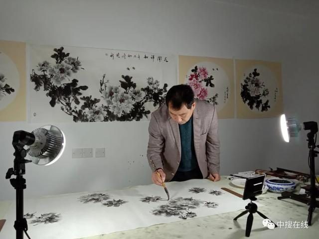 牡丹画家杨晓新其人其画 撰稿：张亚明