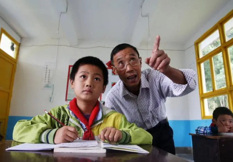 “留下是占用资源”，校长劝55岁高级教师退休，老教师的话惹怒赞