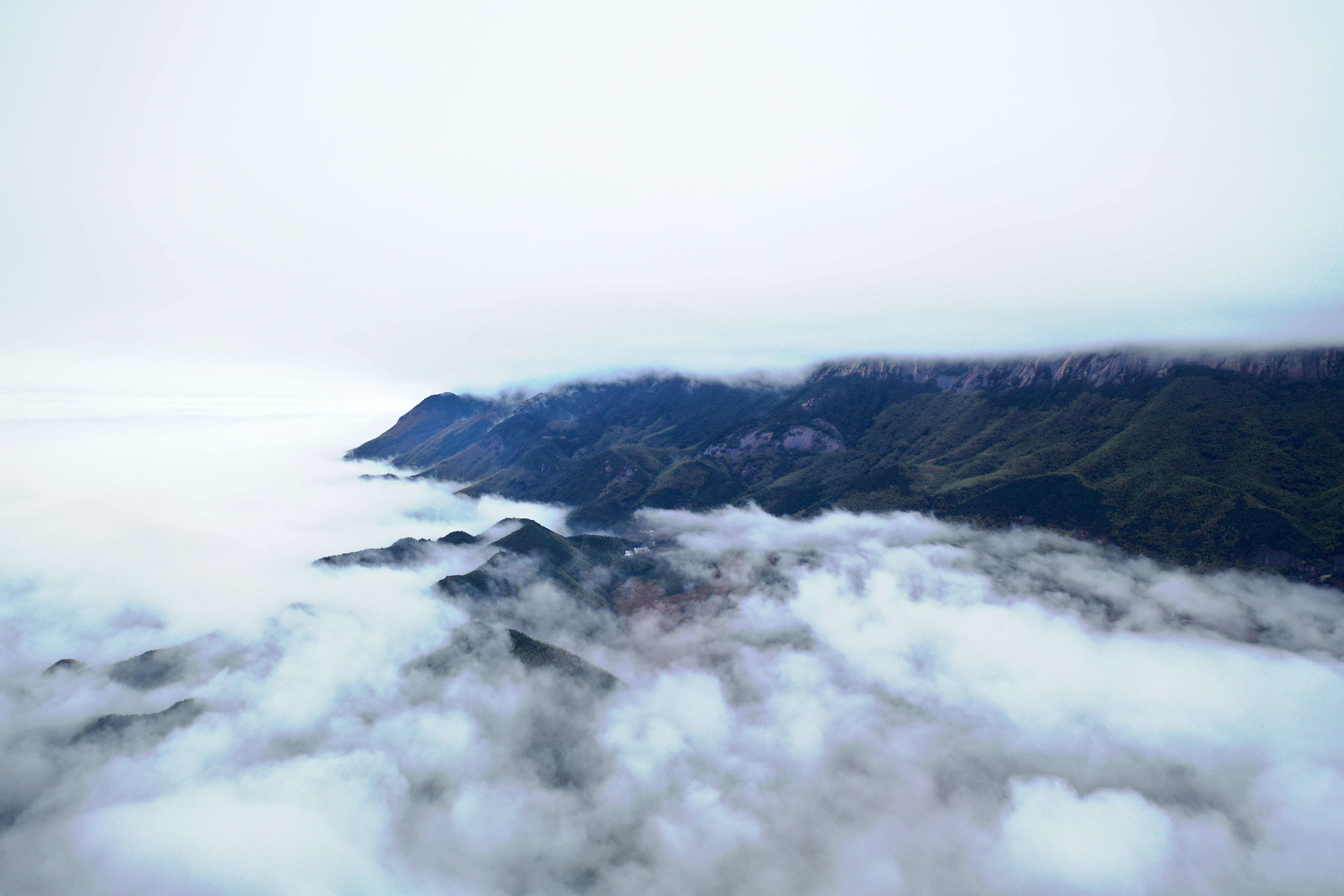 江西上饶：雾绕灵山 唯美仙境