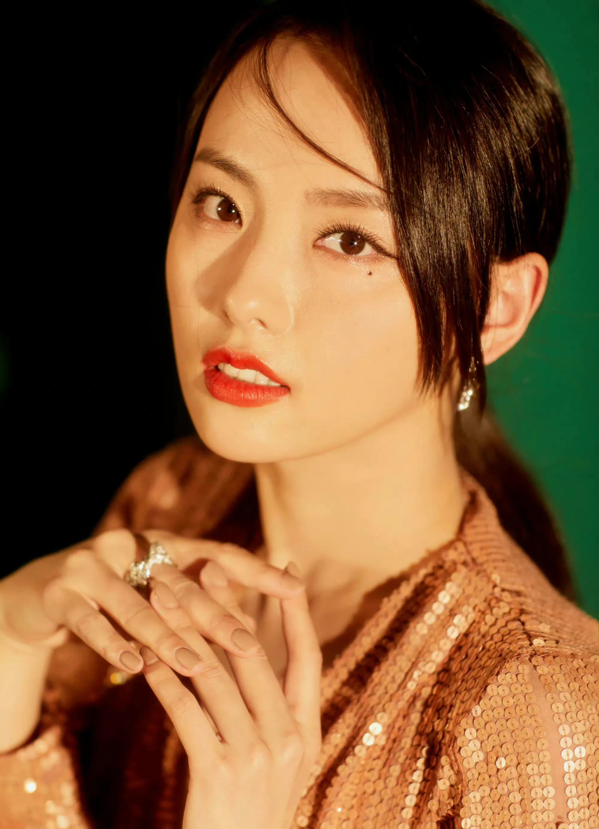 张嘉倪的整体造型,虽然美得很含蓄但她的红唇,也美的很高调