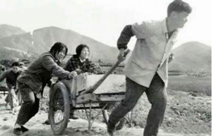 20岁重庆知青娶31岁带4娃寡妇，放弃返乡留山沟，婚姻幸福美满