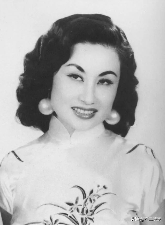 她是当时上海滩五大歌后之一，老年时感叹：婚姻几乎毁了我