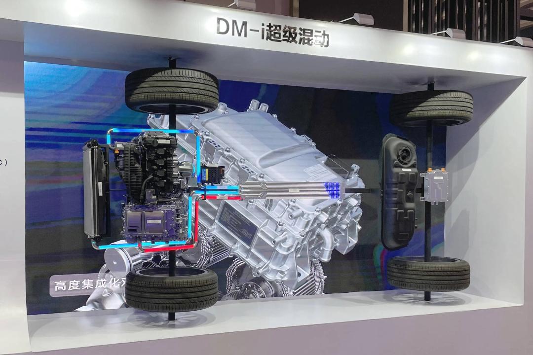 魏牌CEO开撕余承东，增程式和DHT到底该买啥？