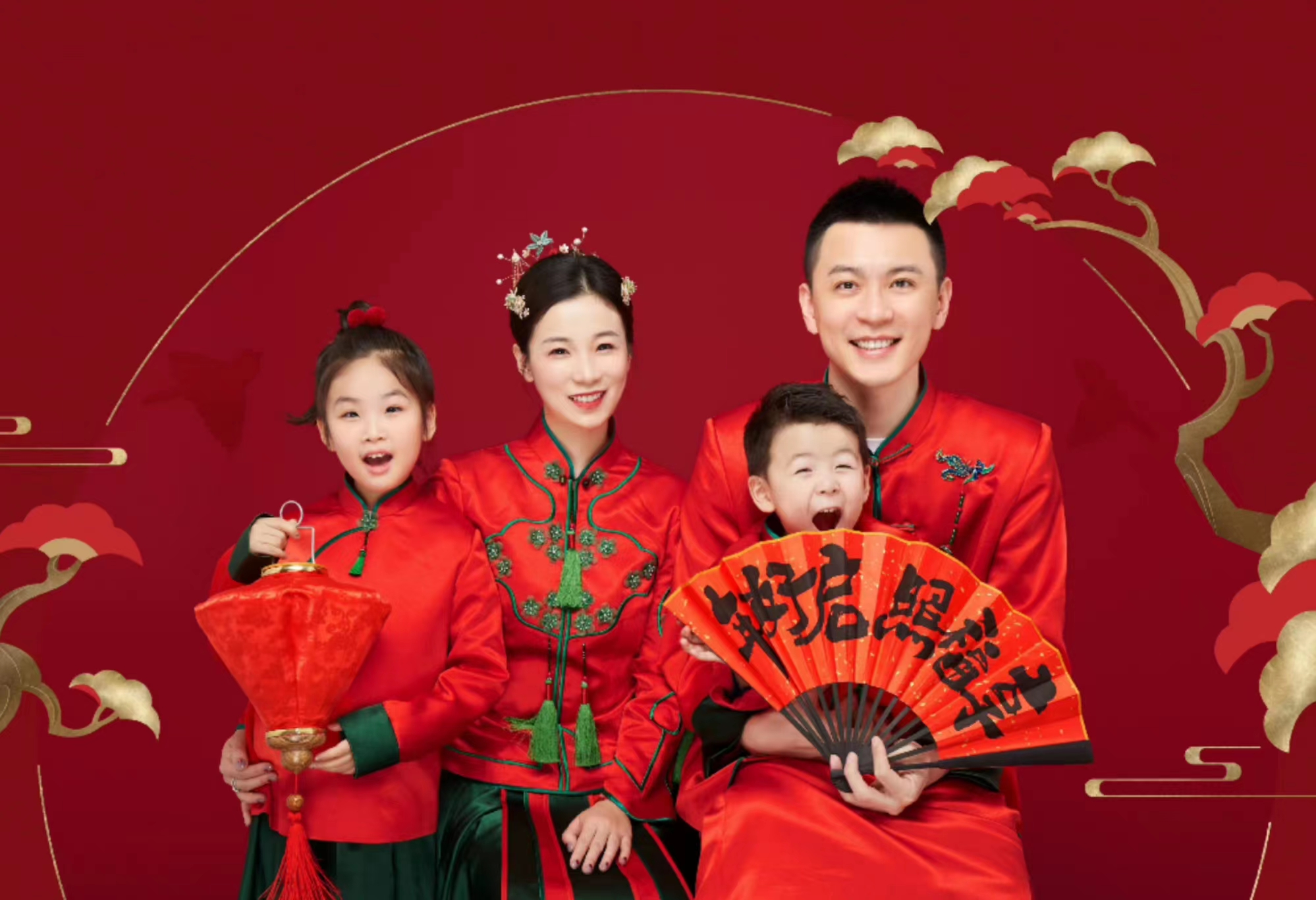 楊鳴妻子個人資料（楊鳴妻子曬9年前合影！手握彩禮卡相識1年便結婚，兩人容顏無變化）