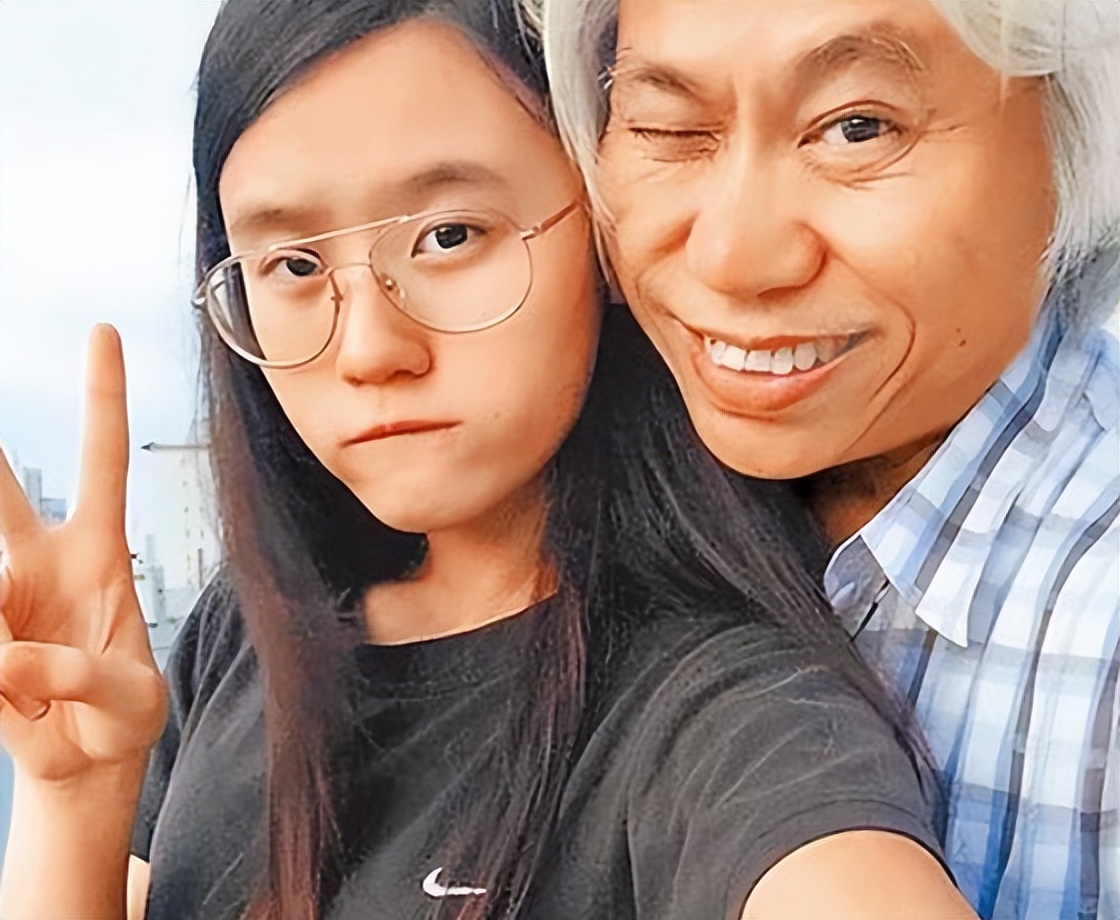 近日,台湾歌手李坤城去世,曾经闹得轰轰烈烈的"爷孙恋"也落下帷幕.