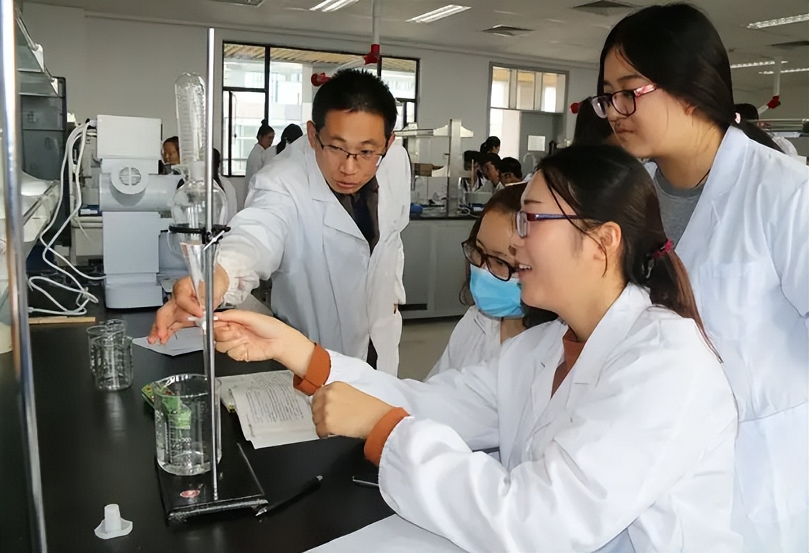 南京大学“土家族”女孩走红，学历证书曝光，评论区里一片柠檬精