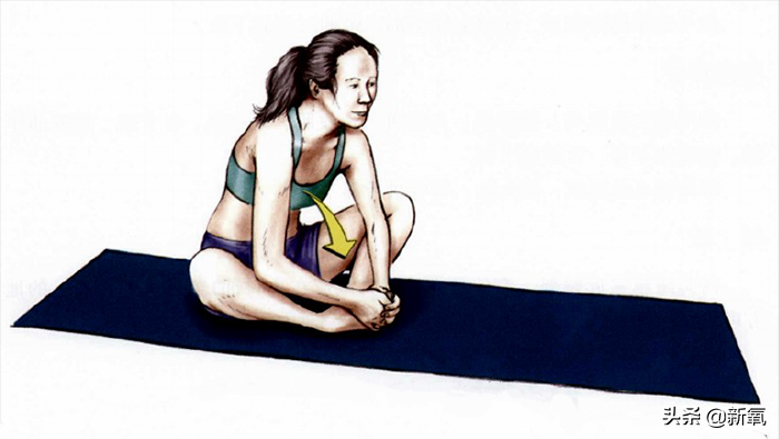 直角肩凹到没脖子，腿还短了一大截？这次红毯僵硬得太不像她了吧