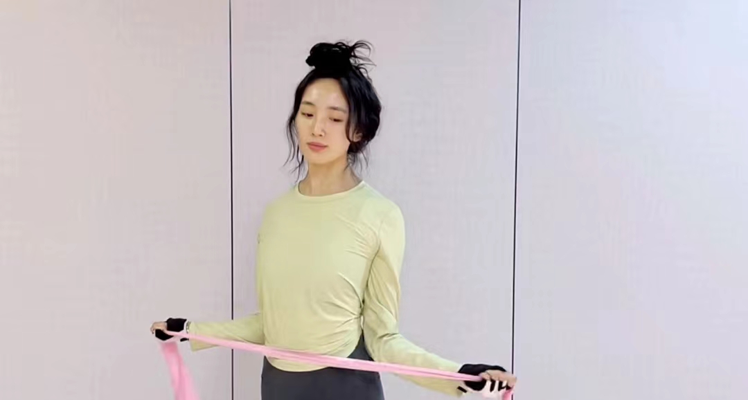 女明星内卷：女明星们纷纷晒出健身照，身材简直一个赛一个的辣图片