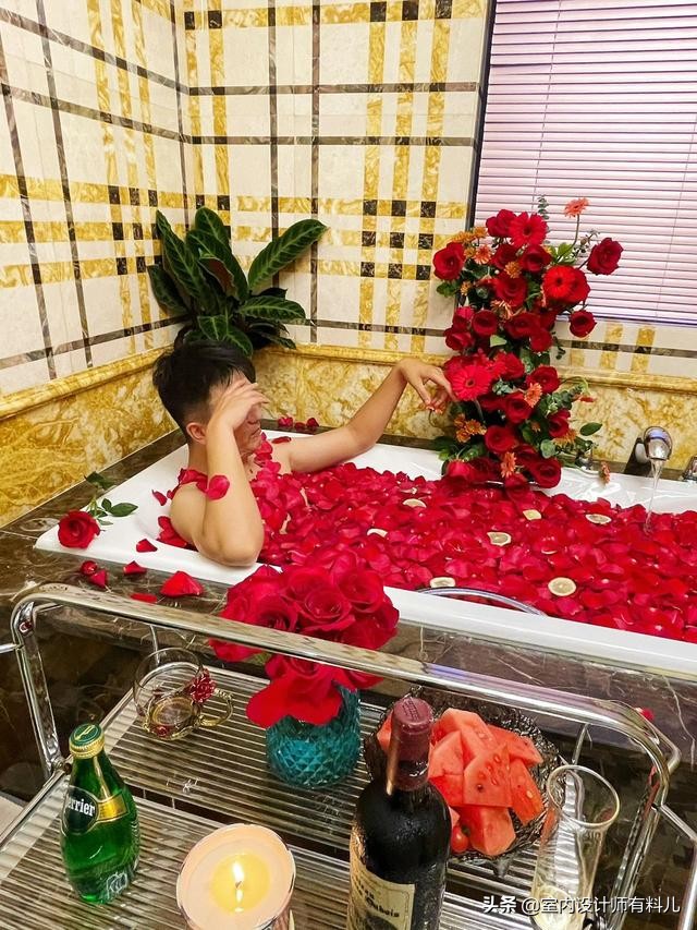 他家四层大别墅，500万豪华装修，客厅摆床、冰箱贴膜，处处踩坑