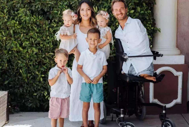 天生没有四肢,却娶娇妻5年生4娃的尼克·胡哲,是怎么做到的