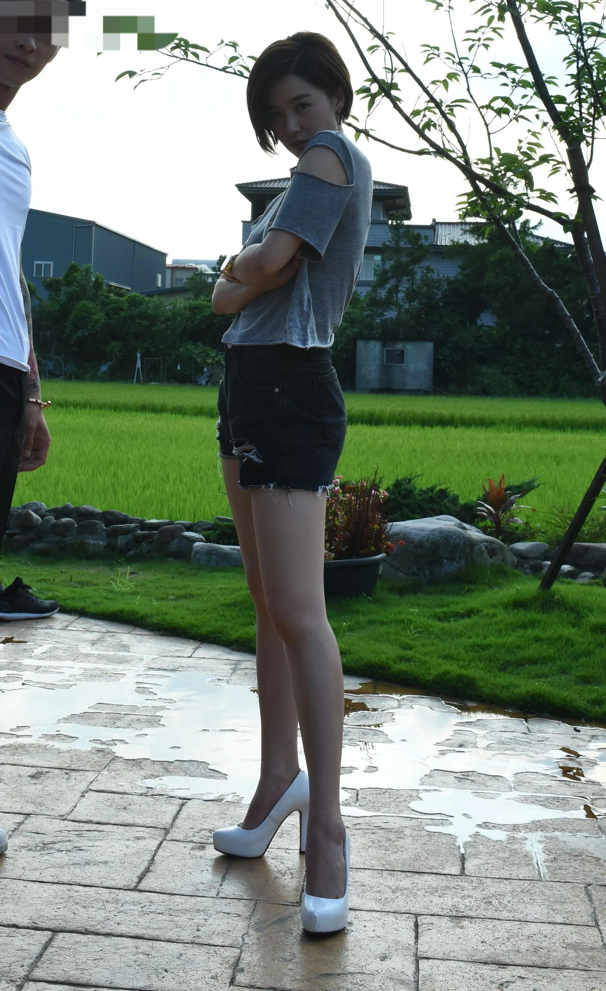 阚清子牛仔短裤出行，这腿拍的很真实