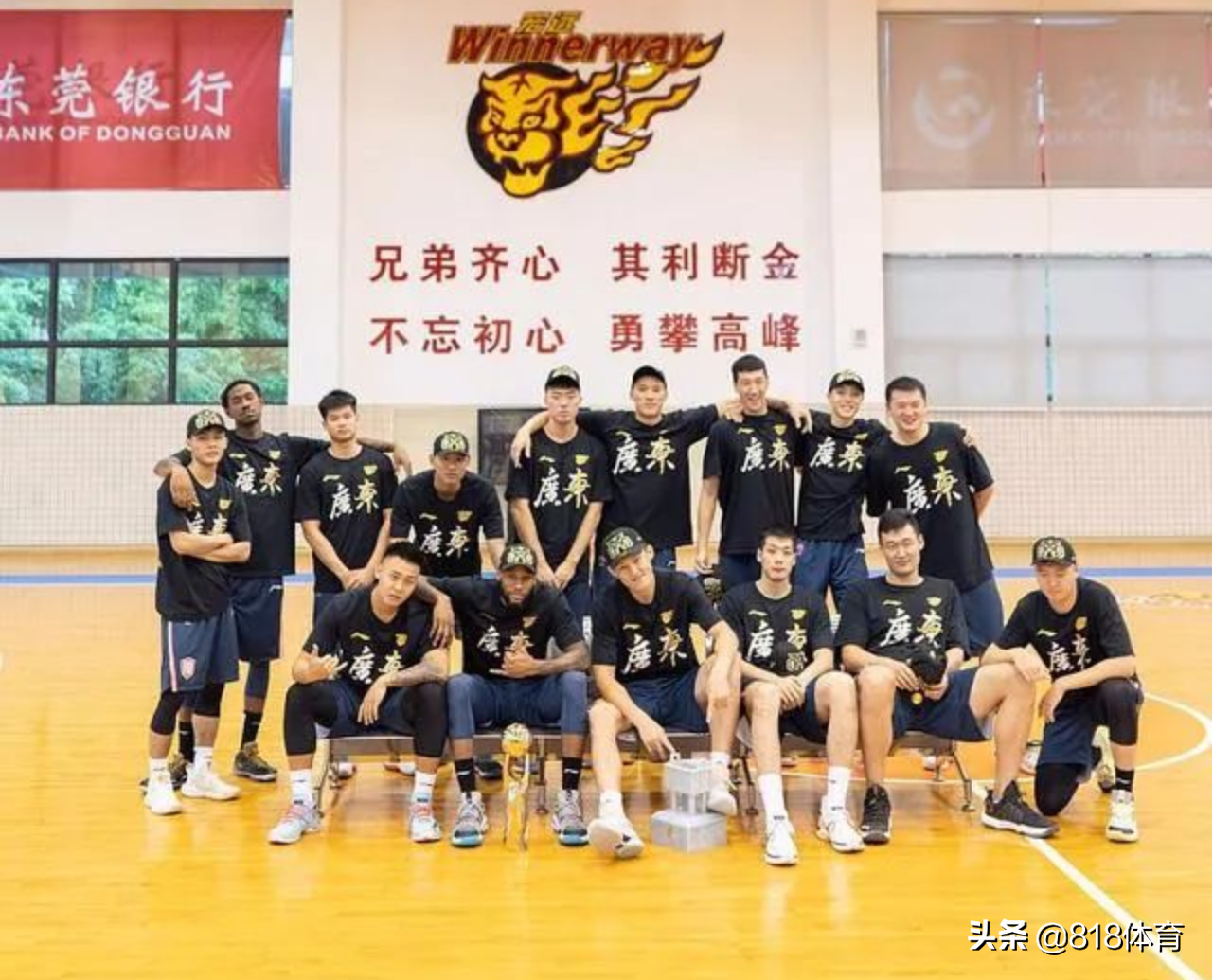 2020CBA广东vs辽宁(破防！广东队被辽宁横扫，万圣伟给广东翻译发微信：我能回去吗？)