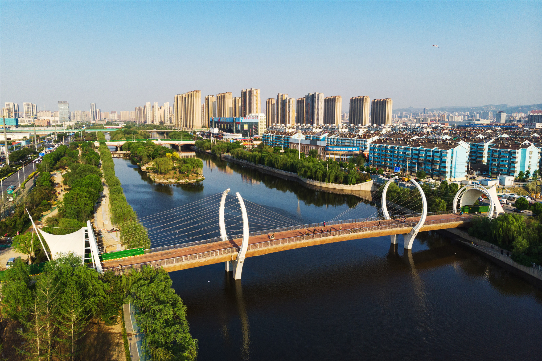 小清河位于济南市区北部,西至济南西,东至渤海,自西向东横跨全市.