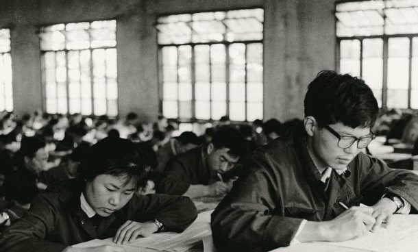 40年前的高考试卷流出，做完一遍题目后，连初中生都顿时有自信了