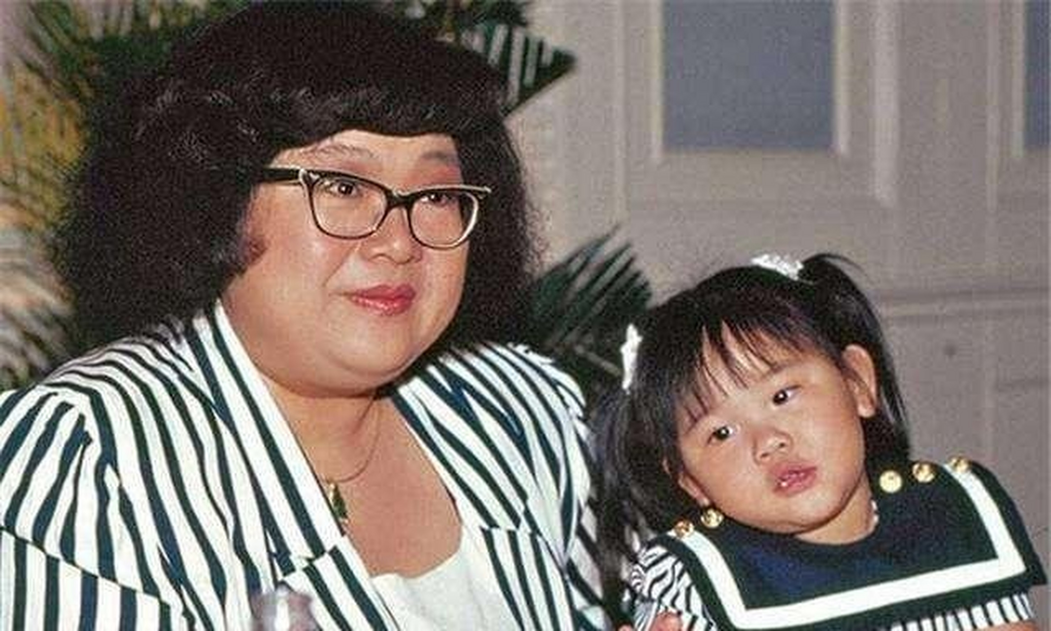 而更令人没想到的是,孩子出生八个月后,郑少秋直接和沈殿霞离了婚.