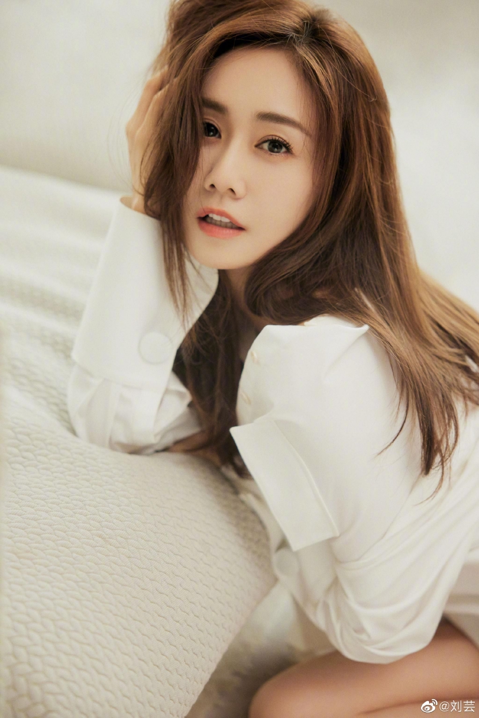 刘芸夏日穿搭写真 简约清爽