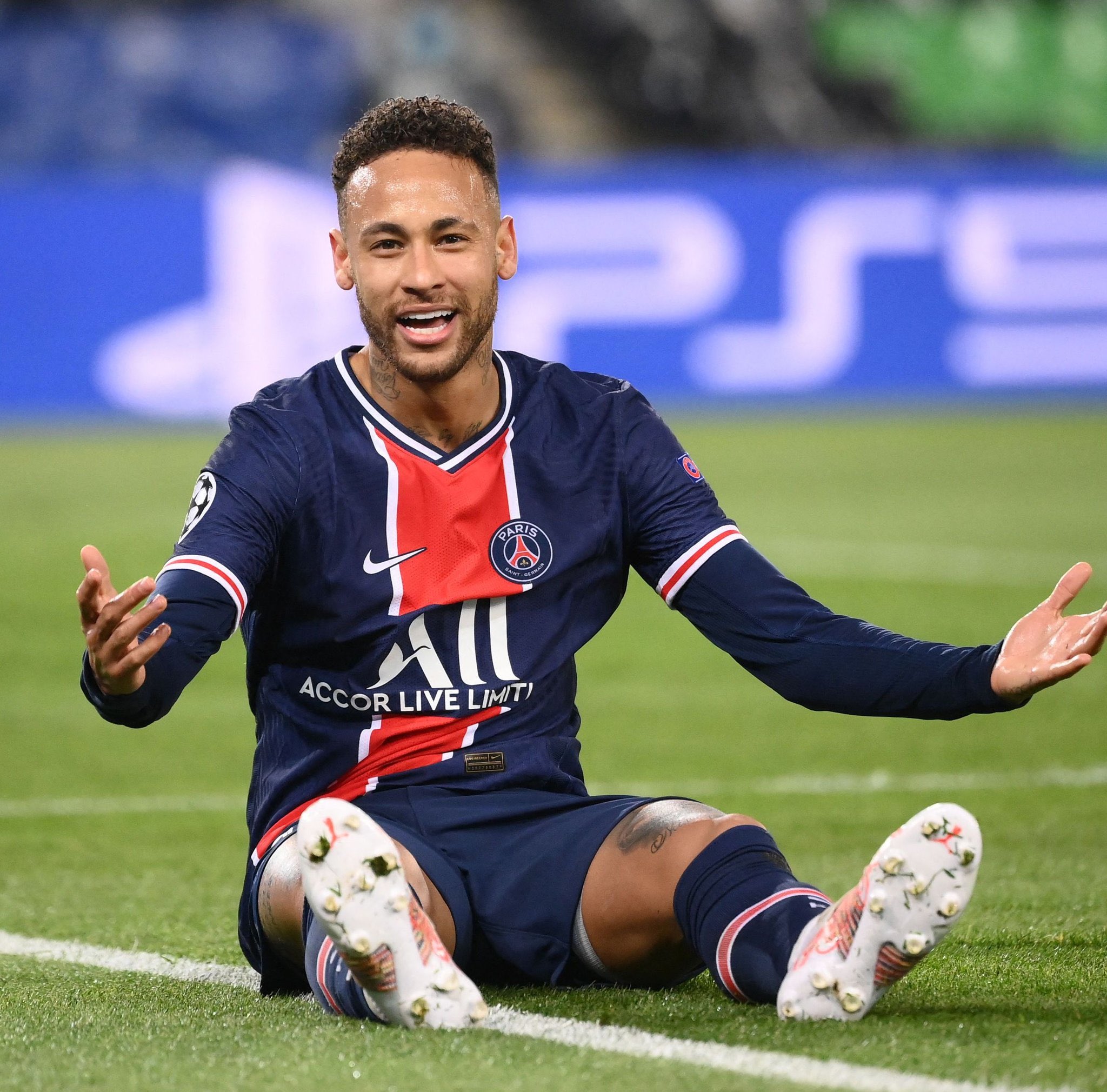 内马尔在巴黎越是挣扎,就越让人想念巴萨时的他)