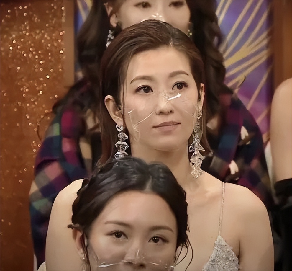 娱乐圈最精彩的戏，都在明星的微表情里，那信息量太大，我不能笑