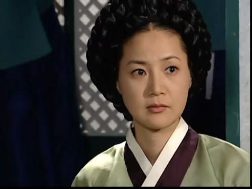 当时，韩国电视剧里的女性都长得很高，宋慧乔蔡琳也很有光泽，大长现在更是全员都是美女。
