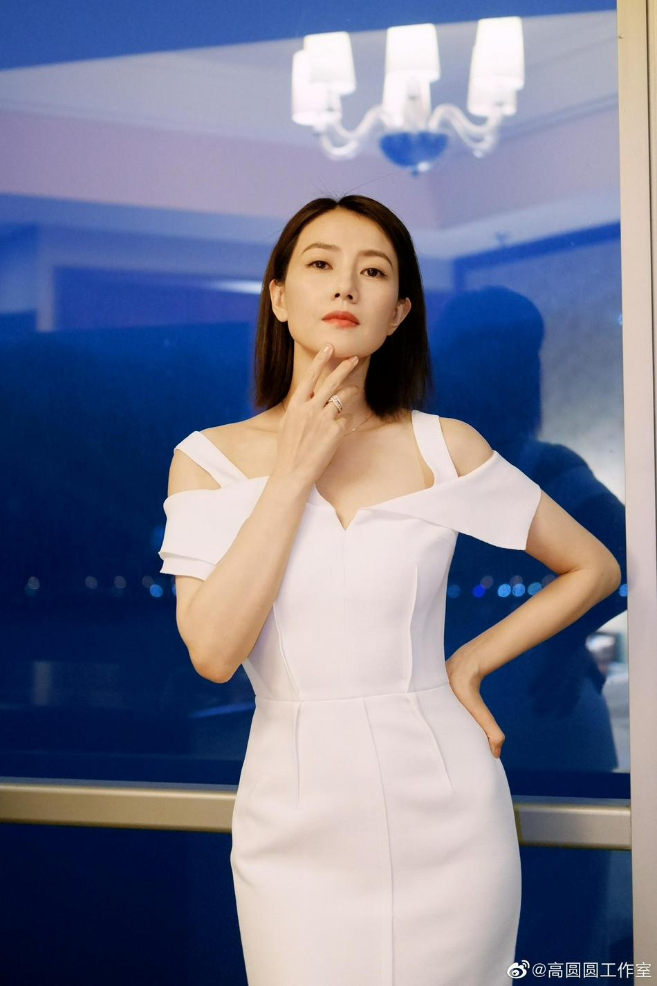 高圆圆穿白色连衣裙小露香肩迷人