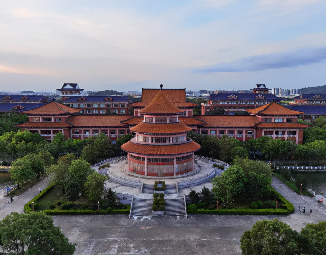 颜值高实力强！广东这2位青年教授，任职同所高校，还入选同一表彰名单！